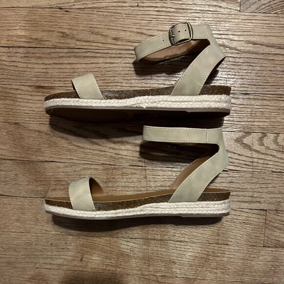 UNR8ED Tacoma Sandals 9M, New In Box, Never Worn - Picture 4 of 6